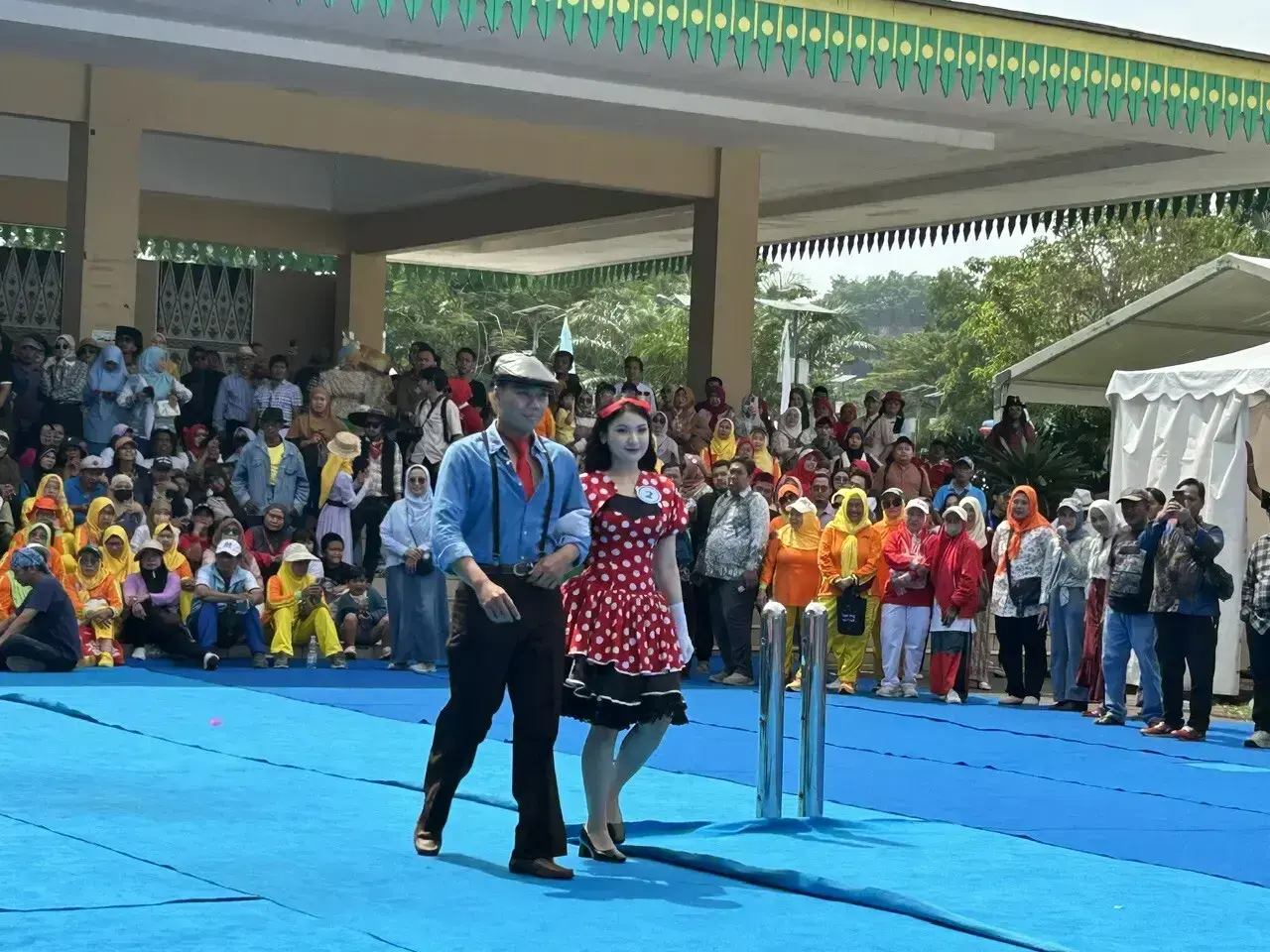 Peserta Fashion Show Jadul tampil mengenakan busana era 1970-an pada acara Lebaran Depok 2026 di Alun-alun Timur GDC Kota Depok.