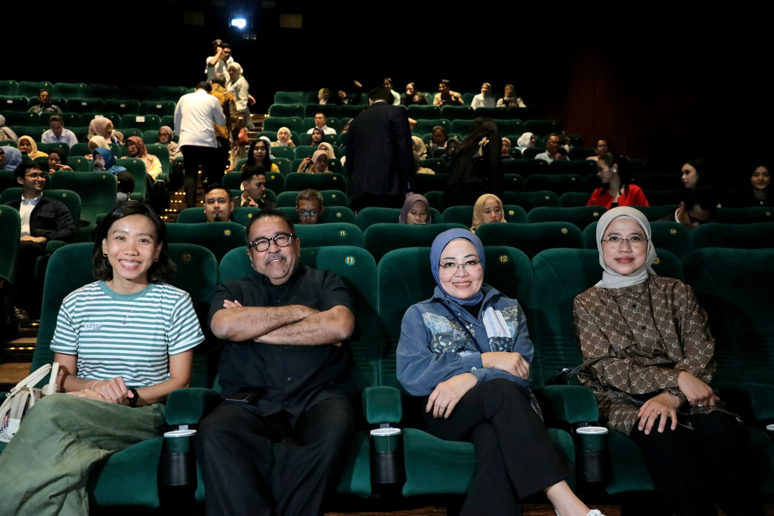 Wakil Gubernur DKI Jakarta Rano Karno menghadiri acara nobar film Dilan 1997 bersama pelaku perfilman di XXI Plaza Indonesia Jakarta Pusat.