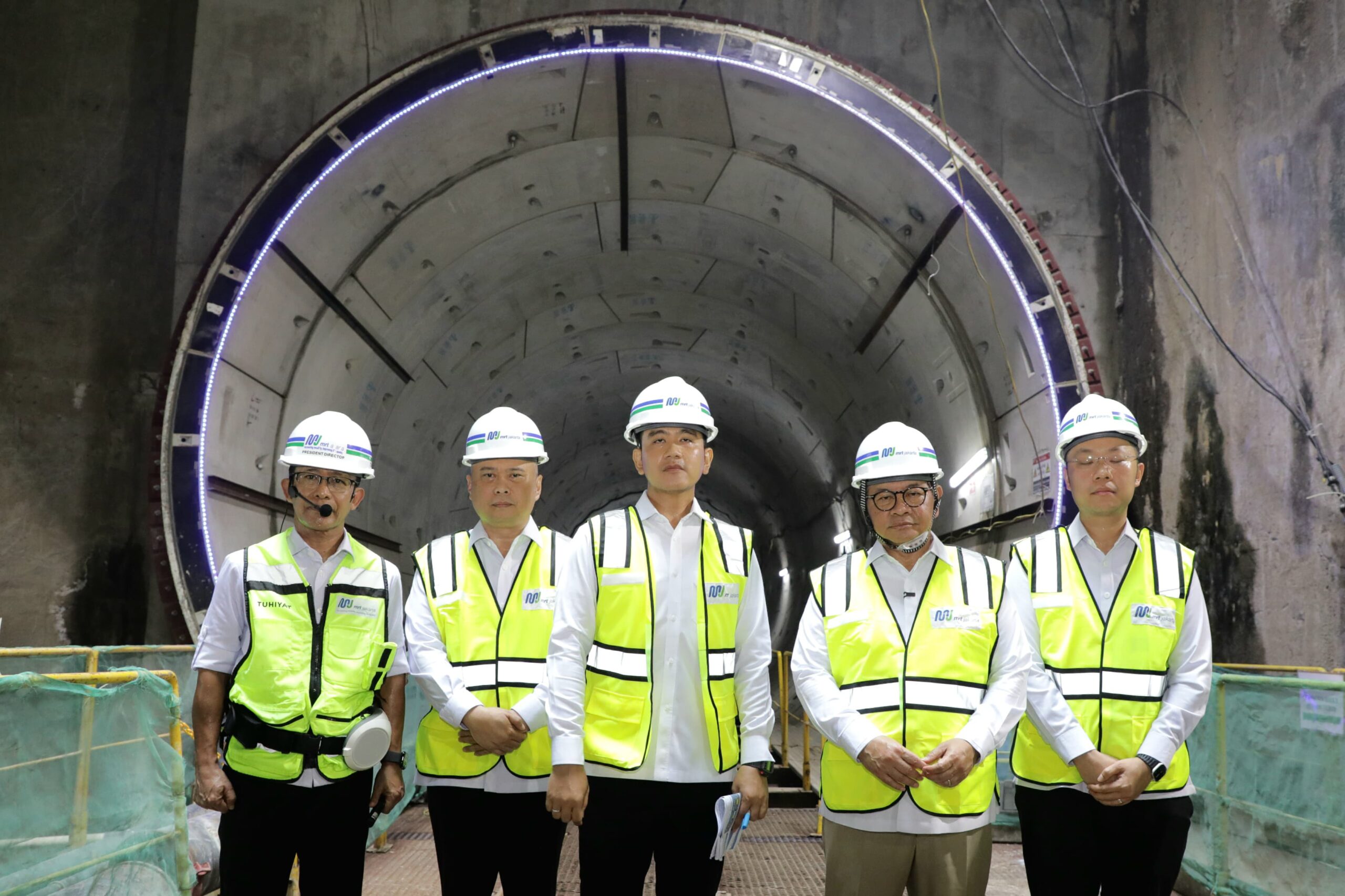 Gubernur Pramono Anung dan Wapres Gibran meninjau pembangunan MRT Jakarta Fase 2A
