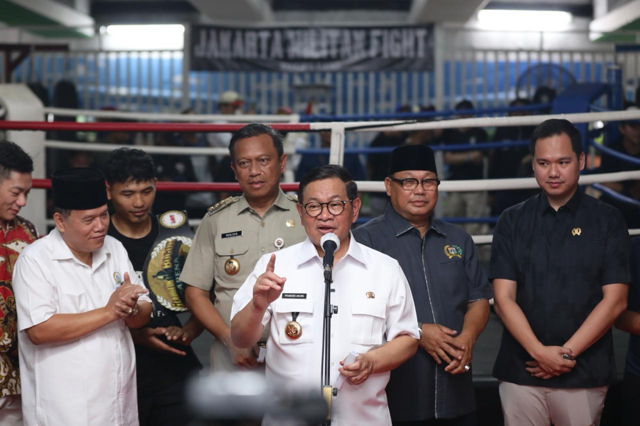 Pramono Anung meresmikan arena ring tinju di Pasar Rebo Jakarta Timur