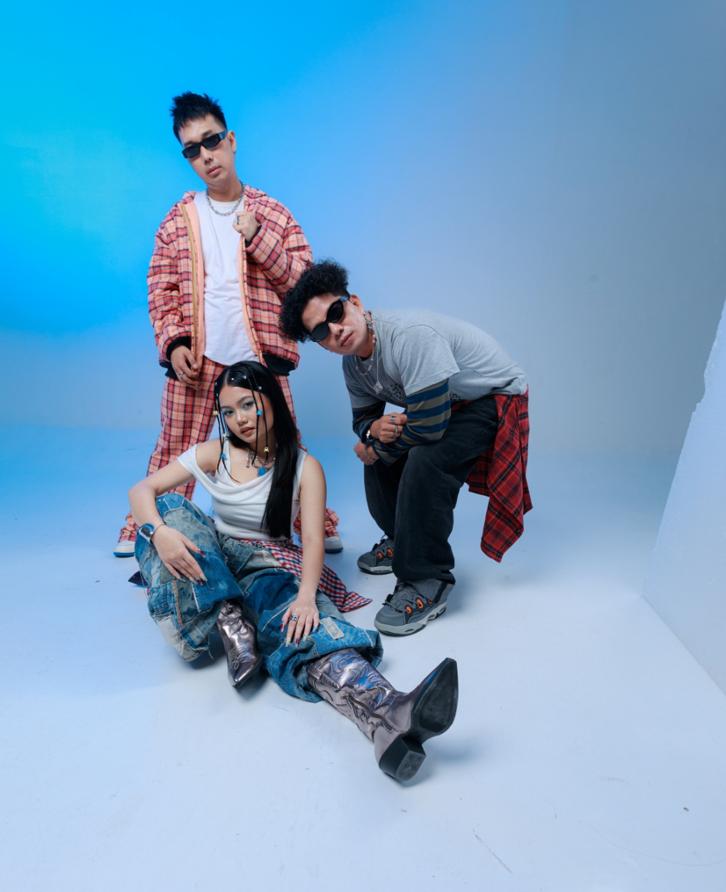 Roni Joni, Rycko Ria, dan Naomi Ivo berkolaborasi dalam single terbaru berjudul Dopamine (Bukan Haluuu).