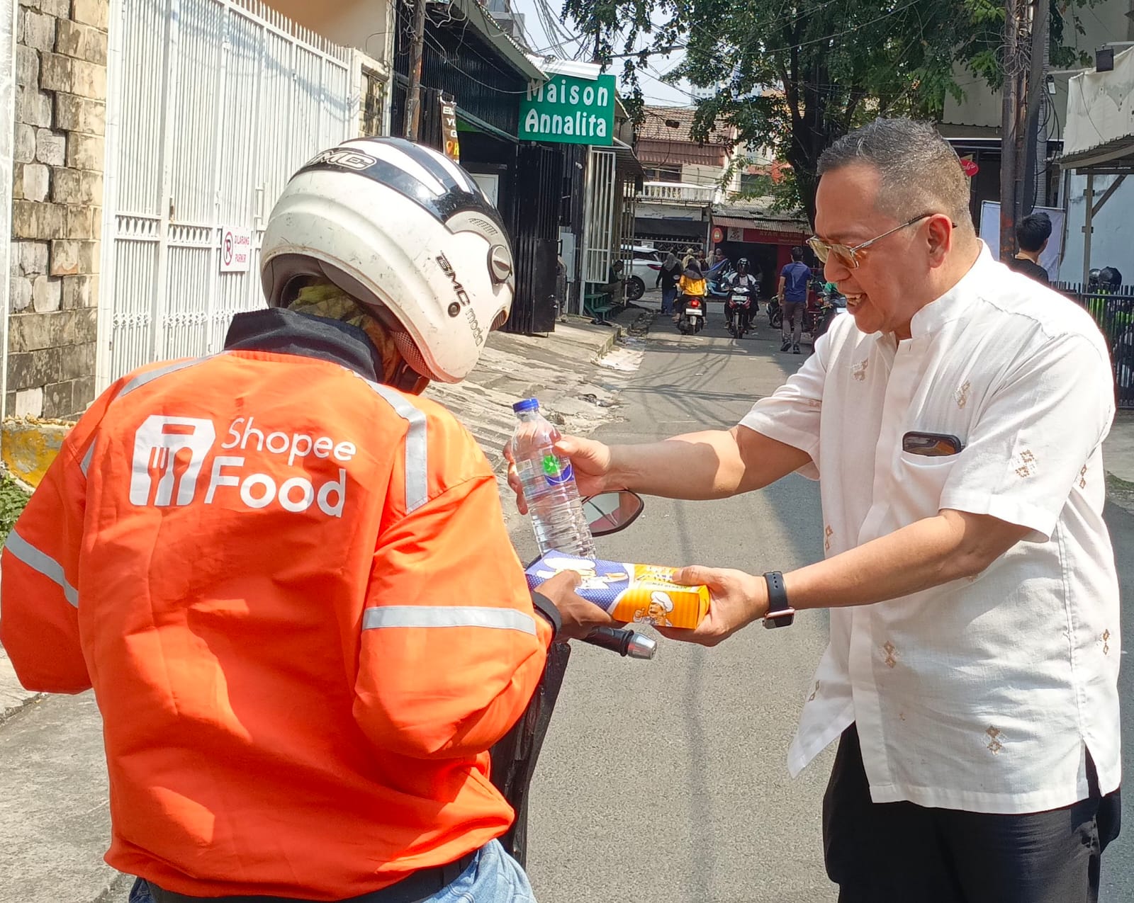 Tim Program Jumat Berkah Wartawan bersama FBJ dan Q Coffee saat membagikan nasi boks dan air mineral kepada masyarakat di Jakarta.