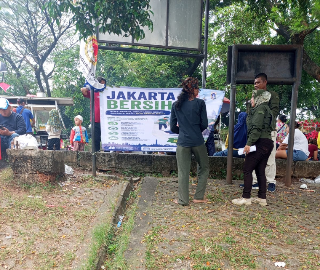 Relawan dan masyarakat mengikuti aksi bersih-bersih lingkungan dalam kegiatan Jakarta Bersih 2026 yang diselenggarakan Barisan 8 Center Jakarta Timur di kawasan BKT Malaka.