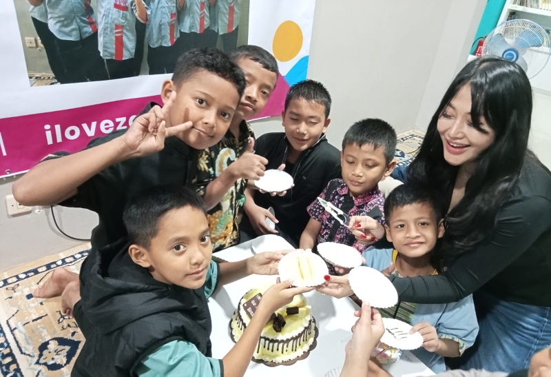 Renee Partina bersama anak-anak yatim saat kegiatan santunan dan peluncuran logo baru BMDN di Jakarta Selatan.