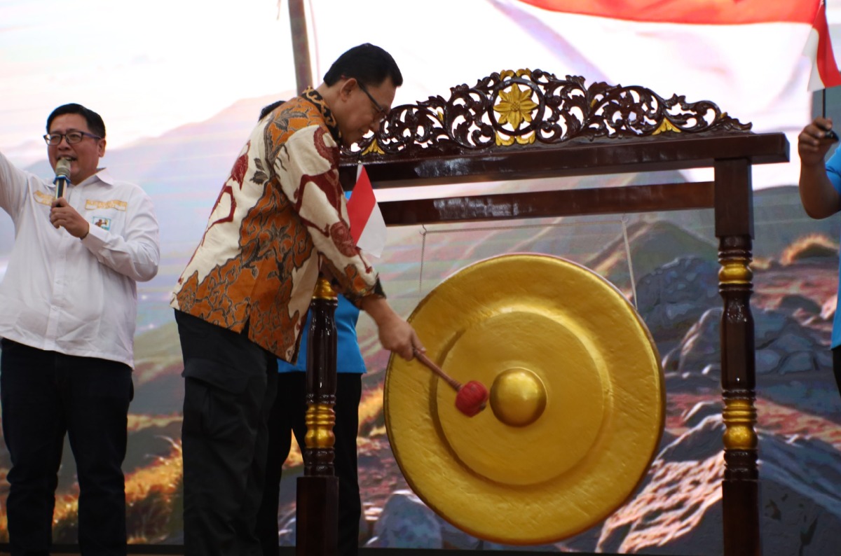 Ketua Umum DPP KNPI Saad Budiman Lubis bersama tokoh nasional saat peluncuran Gerakan Nasional Merah Putih dalam Rakernas KNPI 2026 di Jakarta.