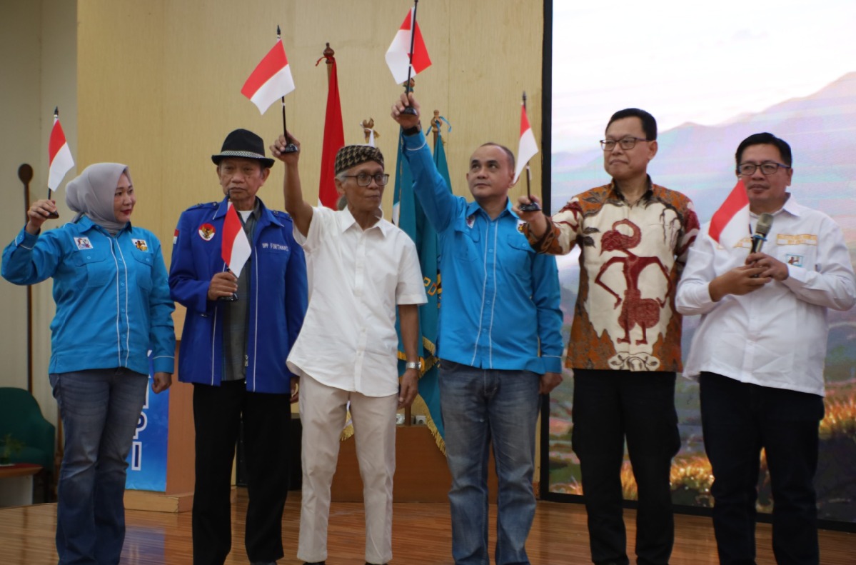 Ketua Umum DPP KNPI Saad Budiman Lubis bersama tokoh nasional saat peluncuran Gerakan Nasional Merah Putih dalam Rakernas KNPI 2026 di Jakarta.