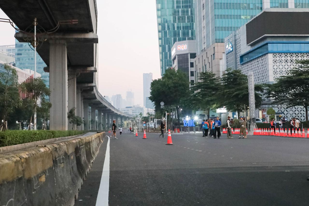 Suasana kawasan Jakarta yang ditata modern menjelang perayaan HUT ke-499 Kota Jakarta dengan fokus pada transportasi terintegrasi dan ruang publik.