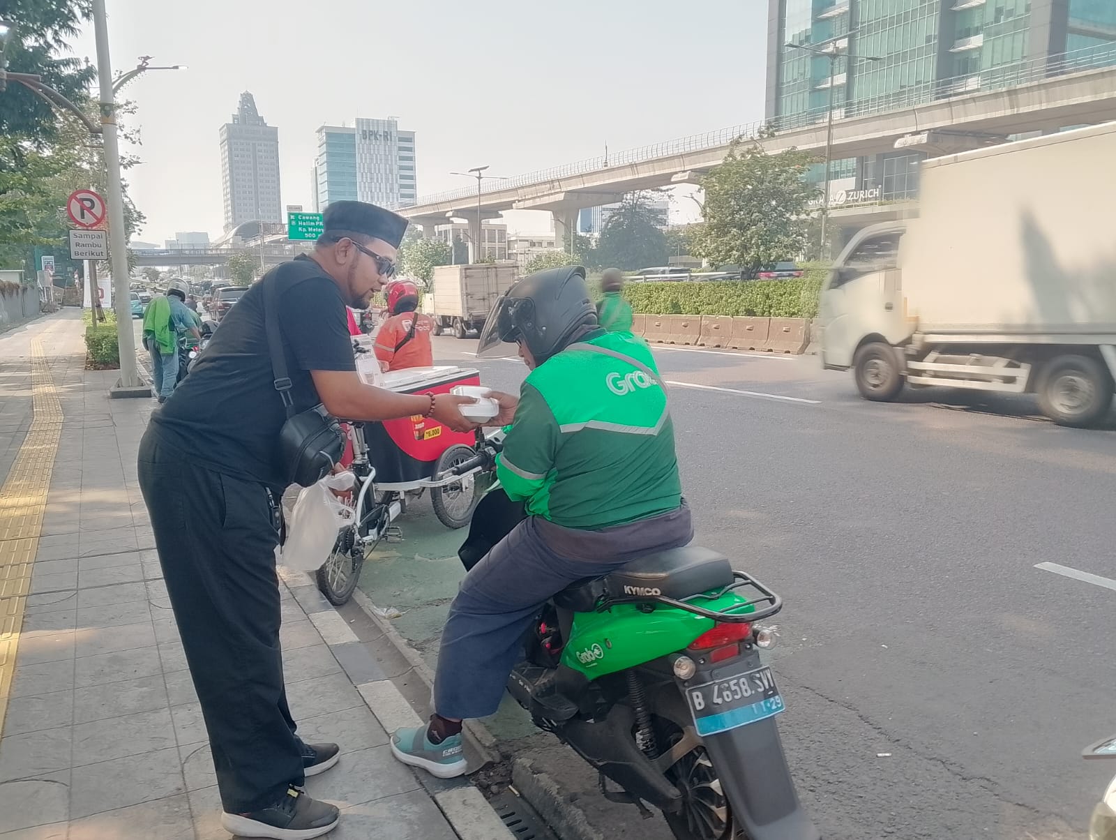 BMDN dan Budayantara TV berbagi nasi box kepada pengemudi ojol dalam program Jumat Berkah di Jakarta Selatan.