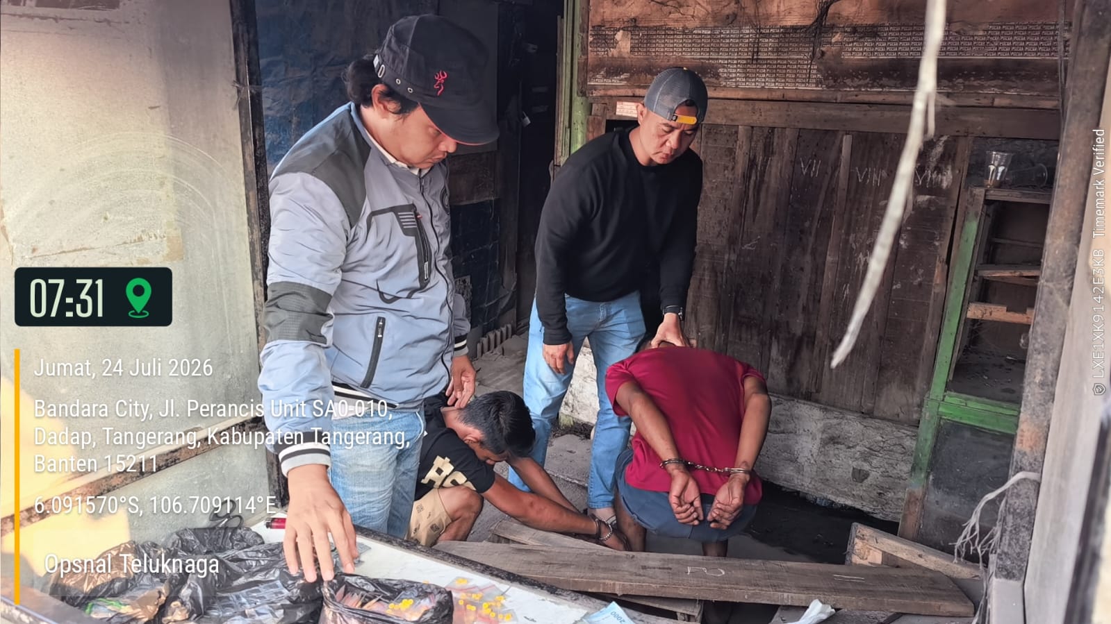 Petugas Polsek Teluknaga menunjukkan barang bukti 419 butir obat keras Tramadol dan Hexymer hasil pengungkapan kasus peredaran obat ilegal di Dadap, Kabupaten Tang