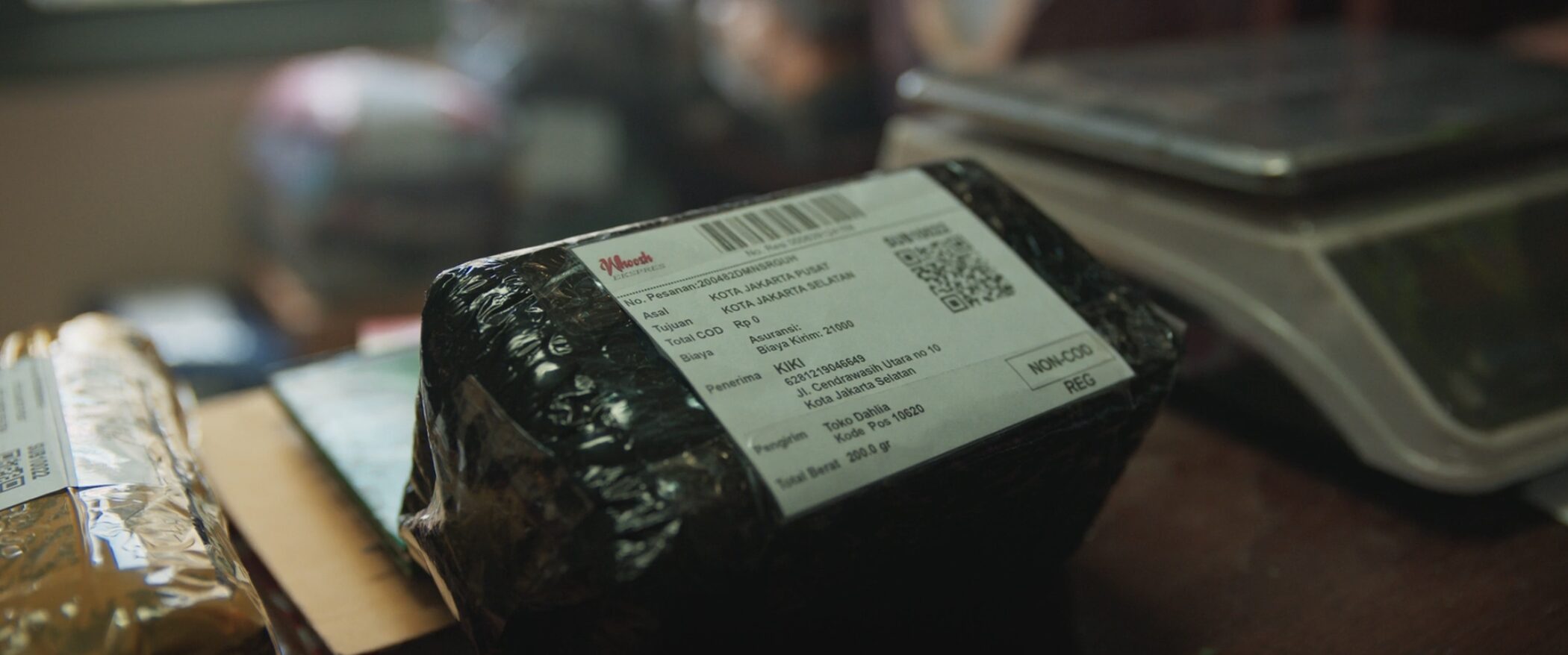 Trailer terbaru Paket Santet memperlihatkan teror yang semakin mencekam sekaligus mengungkap misteri di balik paket santet yang mengincar tujuh mahasiswa menjelang penayangannya pada 27 Agustus 2026.