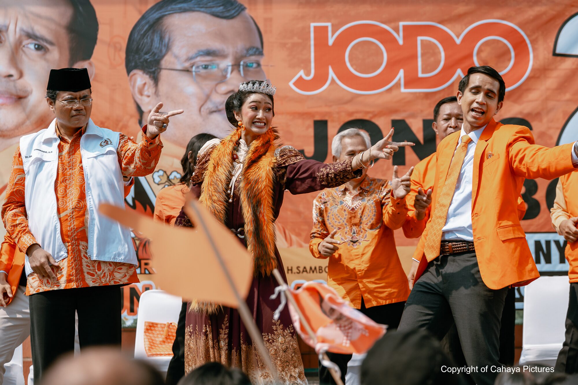 First look film Bapak Paling Jujur yang menampilkan Andovi da Lopez sebagai Jonas Prakoso, seorang calon gubernur yang terkena kutukan hingga tidak mampu lagi berbohong. Film arahan Fajar Nugros tersebut dijadwalkan tayang di seluruh bioskop Indonesia pada 15 Oktober 2026.