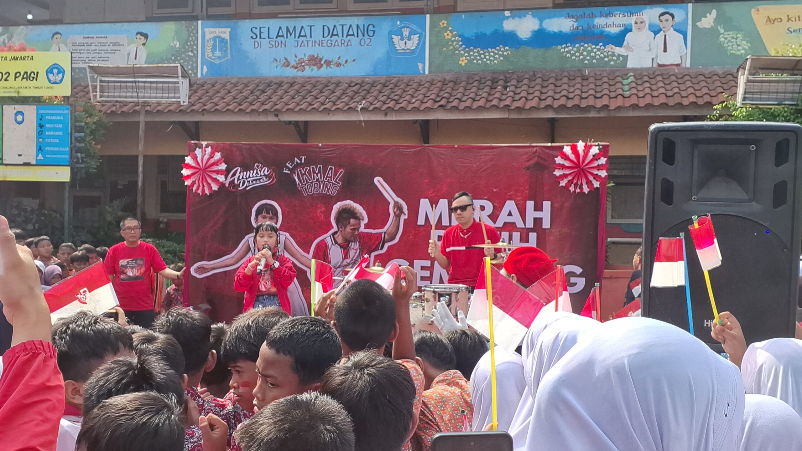 Annisa Dalimunthe dan Ikmal Tobing membawakan lagu Merah Putih Gemilang