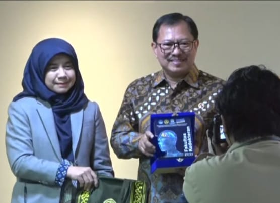 Dekan Fakultas Kedokteran UPNVJ bersama narasumber dan peserta saat menghadiri Indonesian Brain Forum 2026 yang membahas inovasi kesehatan otak serta peresmian Library & Brain Mini Museum (LibMuse) sebagai pusat edukasi neurosains.