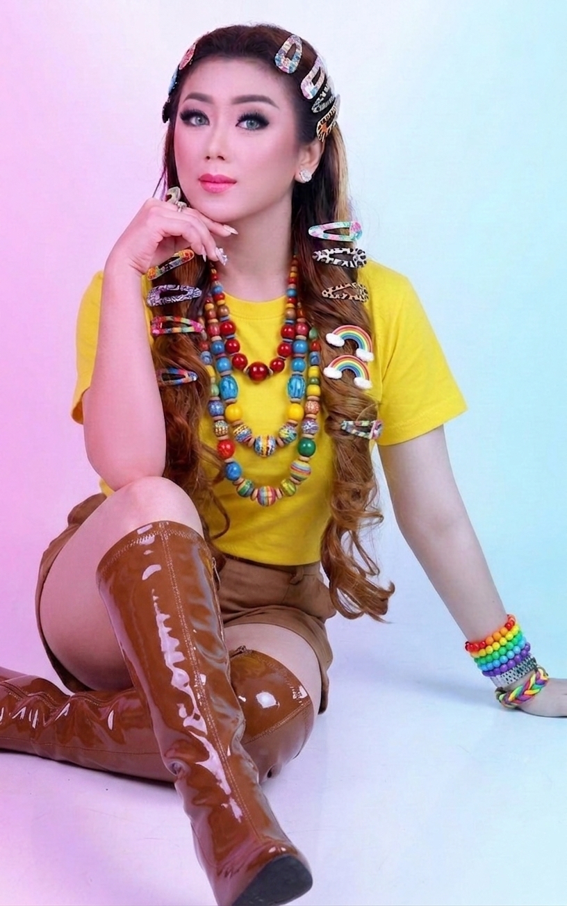 Rachma Julia penyanyi dangdut saat menjalani aktivitas karier musik