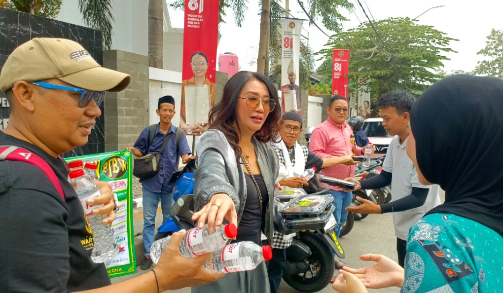 Lia Emilia ikut berbagi nasi dalam kegiatan PJBW pekan ke-88 di Tangerang Selatan