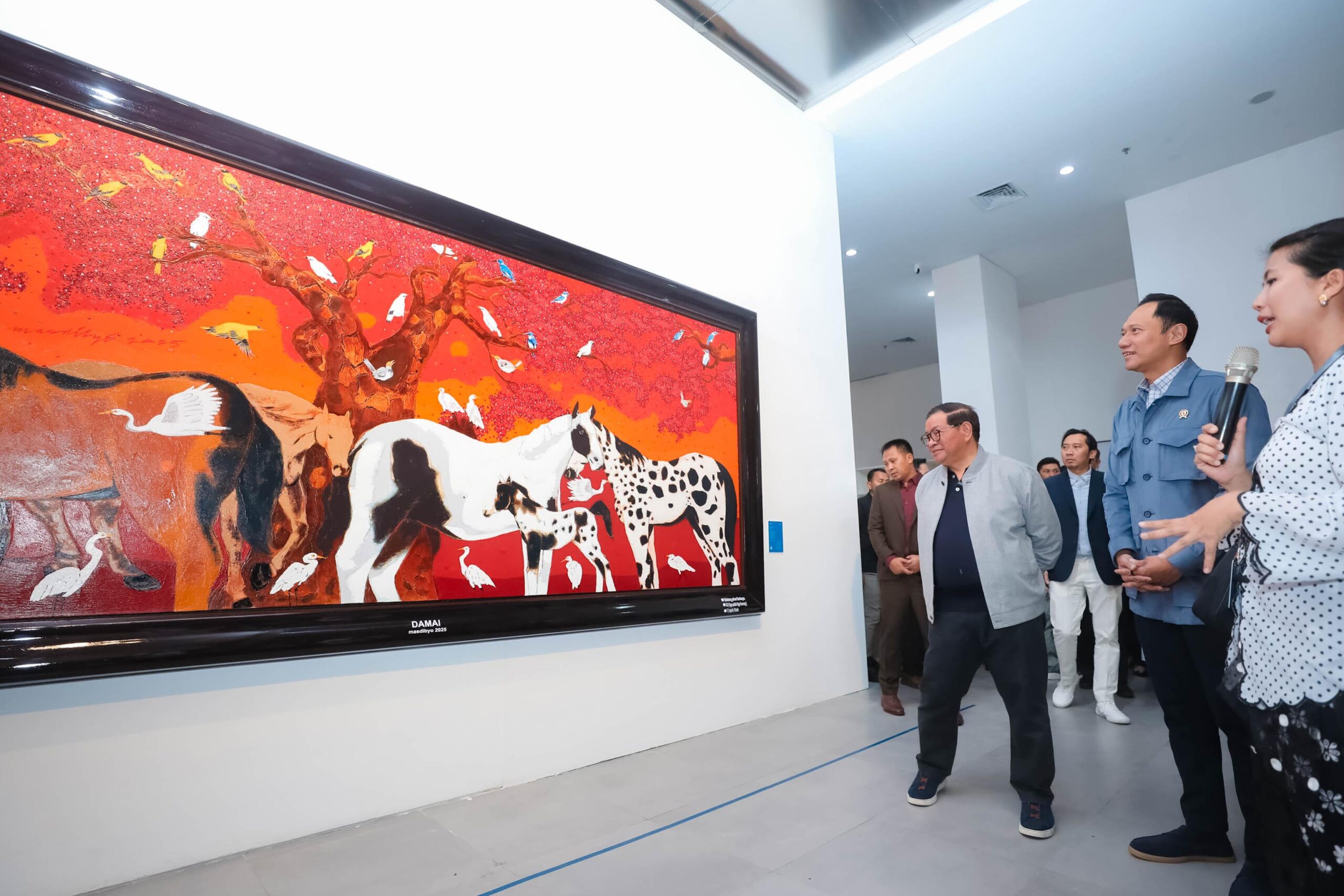 Pramono Anung membuka Pameran SBY Art Community 2026 di TIM