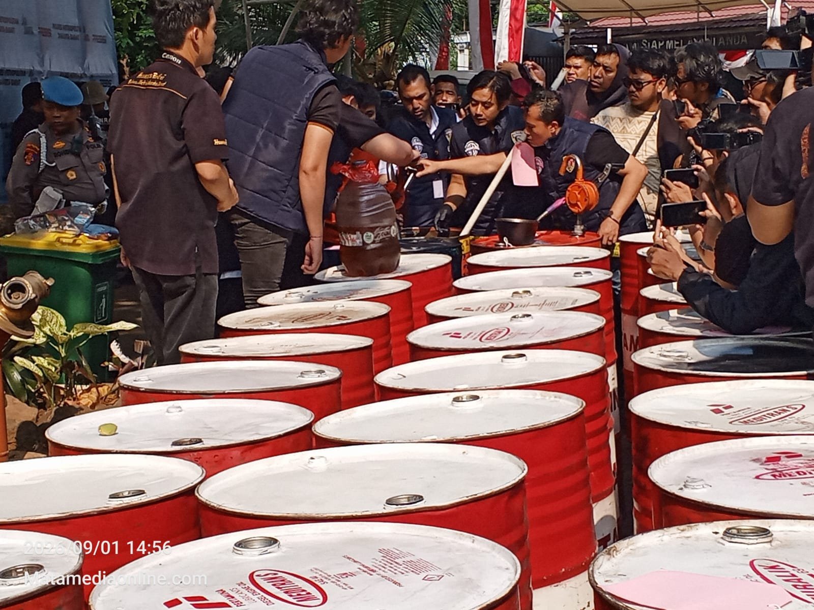 Polres Metro Jakarta Barat bongkar pabrik oli palsu berbahan oli bekas