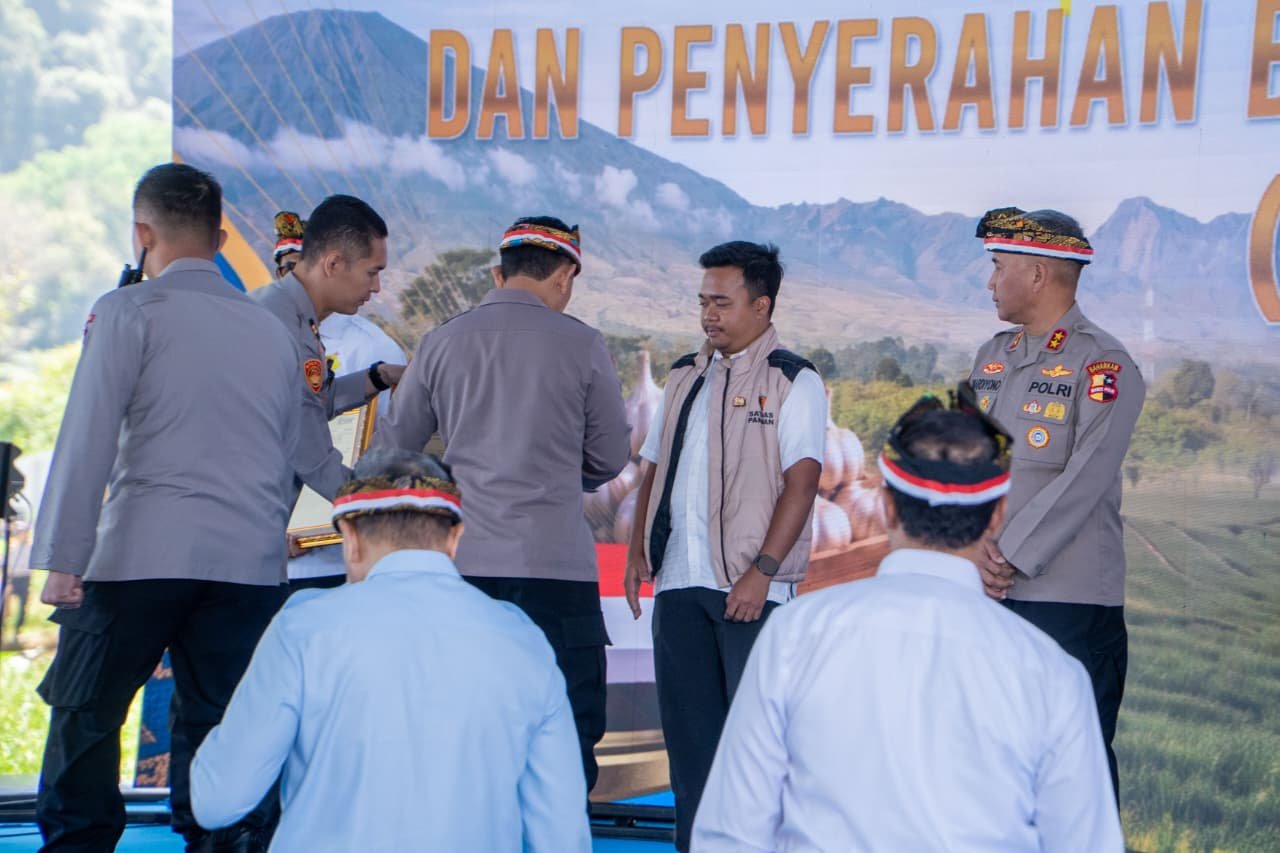 Kapolri Listyo Sigit Prabowo tanam bawang putih di Sembalun Lombok Timur