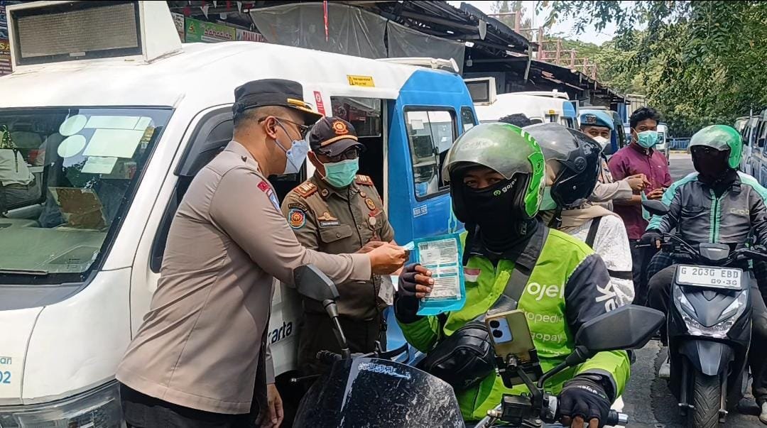 Polsek Grogol Petamburan membagikan 400 masker gratis di Terminal Grogol