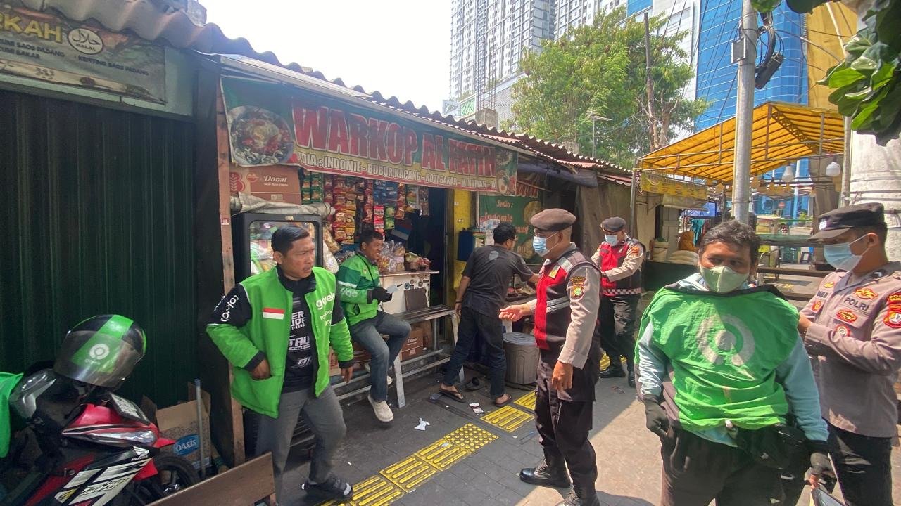 Polsek Tambora membagikan 525 masker kepada warga di Jakarta Barat
