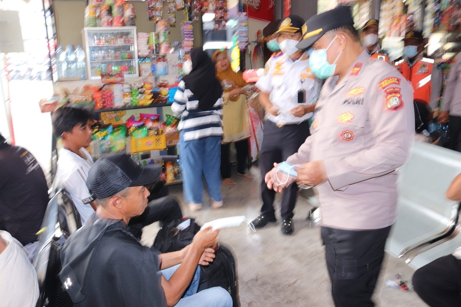 Polsek Kalideres membagikan 500 masker dan menyediakan pemeriksaan kesehatan gratis di Terminal Kalideres