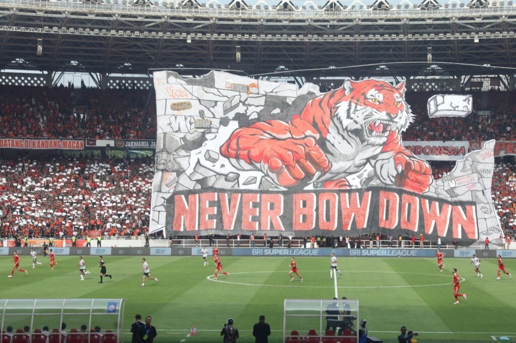 Pramono Anung menyaksikan pertandingan Persija vs Persib di SUGBK