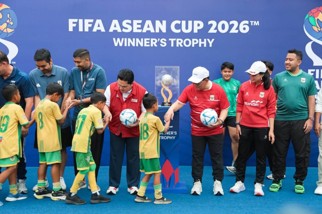 Pramono Anung dan Erick Thohir dalam parade FIFA ASEAN Cup 2026 di Jakarta