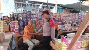 Polsek Tambora bersama Tiga Pilar Kecamatan Tambora menggelar patroli dialogis KRYD di sejumlah titik keramaian untuk mengantisipasi gangguan kamtibmas sekaligus memperkuat komunikasi dengan masyarakat.