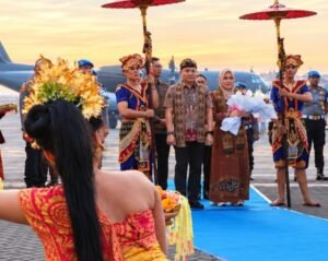 Kapolda Bali yang baru, Irjen Pol. Dr. Pasma Royce, S.I.K., M.H., tiba di Bandara I Gusti Ngurah Rai. Kedatangannya disambut dengan persembahan Tari Pendet, dihadiri Wakil Gubernur Bali dan jajaran pimpinan TNI-Polri.