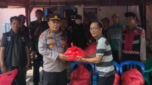 Polsek Tambora menyalurkan bantuan sembako kepada warga korban kebakaran di Jembatan Lima Jakarta Barat.