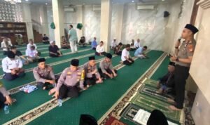 Kapolsek Tambora AKP Wahyu Hidayat menggelar Jumat Keliling di Masjid Nurul Islam Fatahillah, Roa Malaka, Jakarta Barat. Dalam kegiatan tersebut, warga diajak meningkatkan kewaspadaan, mengaktifkan Satkamling, dan memanfaatkan layanan darurat Polri 110 secara bertanggung jawab.