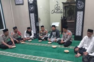 Kapolsek Tambora bersama jamaah dalam kegiatan Salat Subuh Keliling di Jakarta Barat.