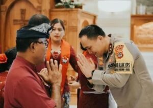Kapolda Bali Irjen Pol. Pasma Royce bersama Wakapolda Bali Brigjen Pol. I Made Astawa dalam kegiatan Minggu Kasih di GKPB Kristus Kasih Denpasar.
