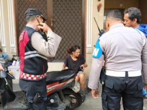 Personel Polsek Tambora mengevakuasi korban dugaan KDRT di Pekojan