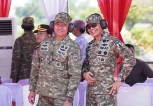 Pesawat tempur F-16 TNI AU dalam kegiatan uji coba landasan darurat.