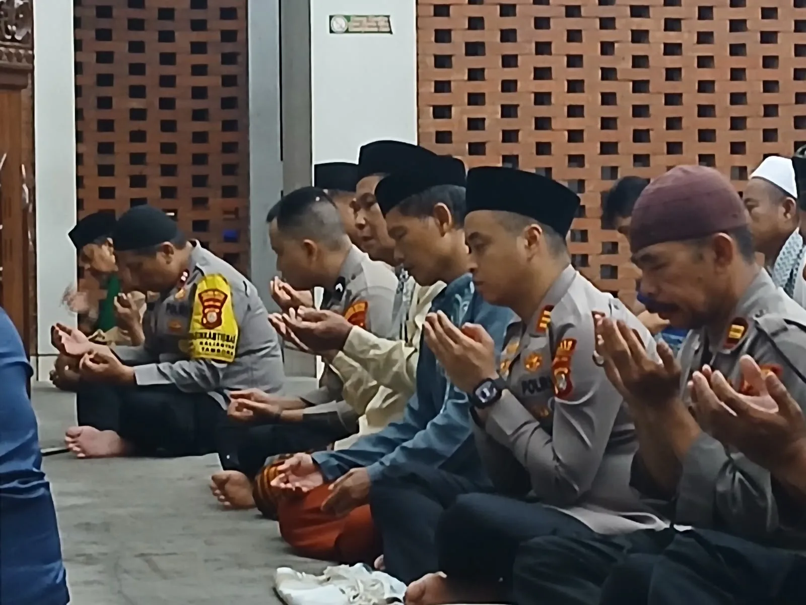 Kegiatan Salat Subuh Keliling Polsek Tambora bersama masyarakat di Jakarta Barat.