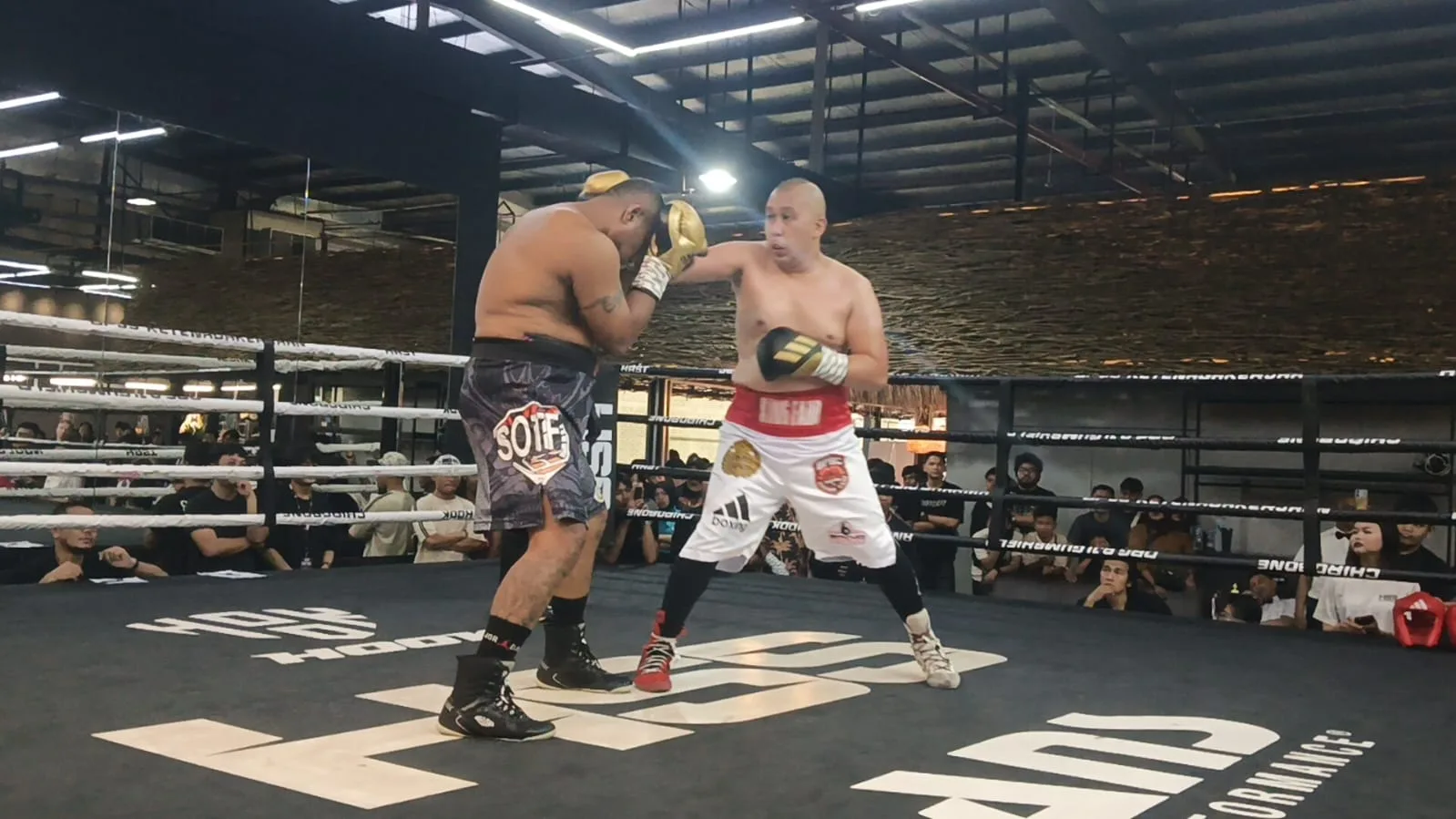Sonny Manakane saat menghadapi King Fahd dalam duel MAXBOX BSD kelas light heavyweight.