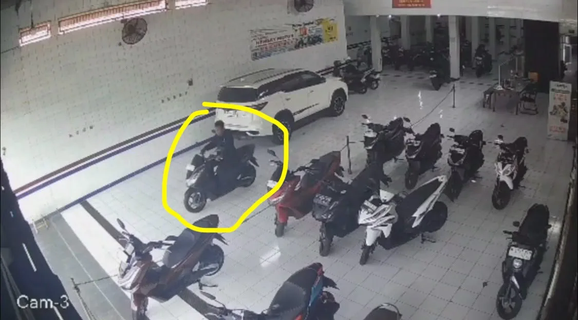 Pengungkapan kasus dugaan pencurian sepeda motor Honda PCX dari showroom di Tambora, Jakarta Barat.