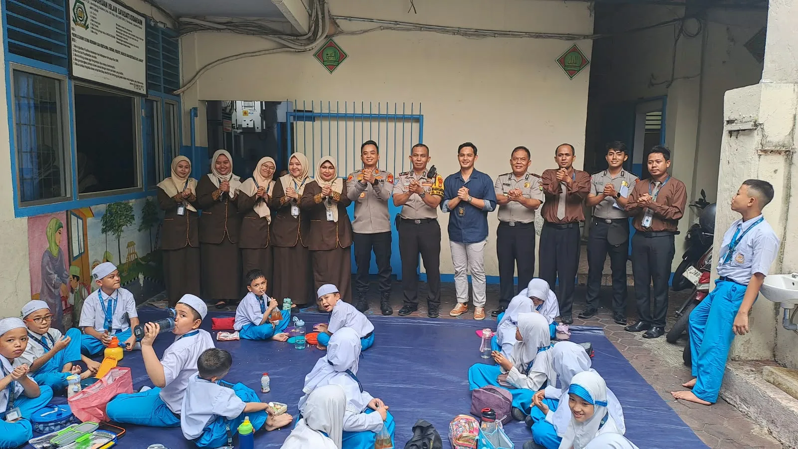 Polsek Tambora memberikan edukasi karakter dan disiplin kepada siswa sekolah dasar melalui program POLIDIK.