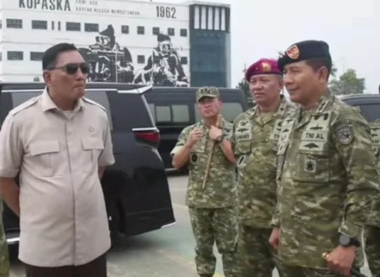 Peninjauan proyek strategis alutsista di PT PAL Indonesia oleh Menteri Pertahanan RI bersama jajaran TNI AL.