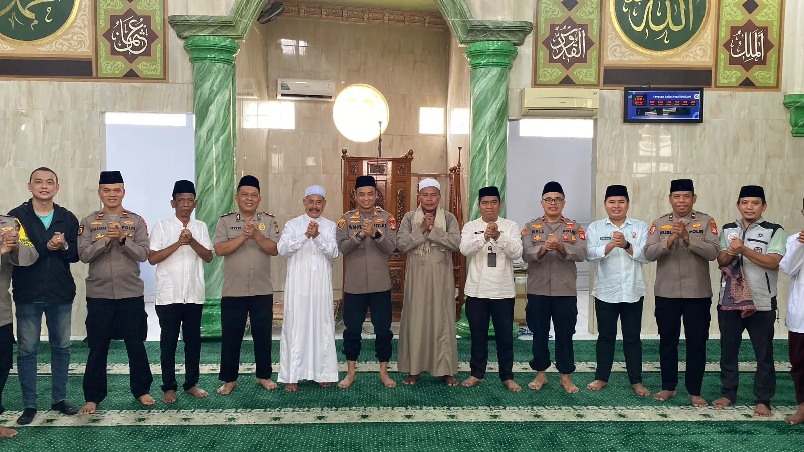 Kapolsek Tambora mengikuti kegiatan Sholat Jumat Keliling bersama jamaah Masjid Jami Al Hidayah.