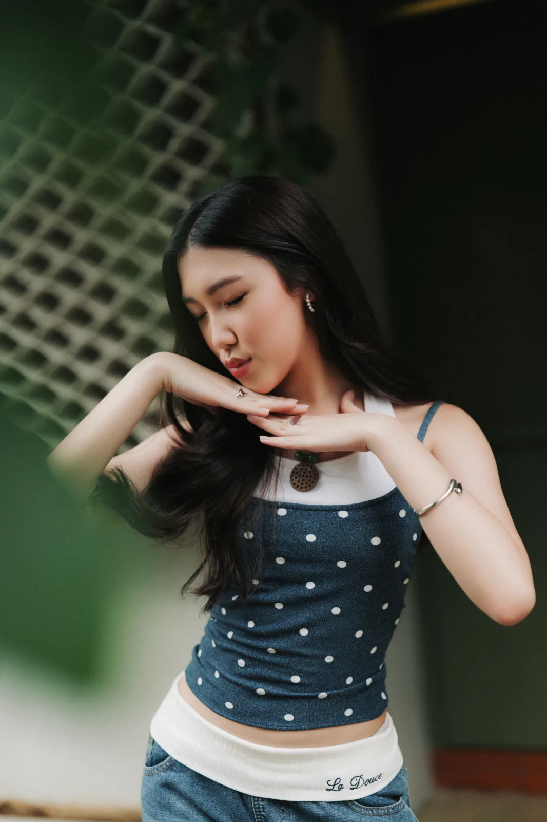Jenaka Mahila dalam perilisan single Memendam SukaCaption: Jenaka Mahila menghadirkan single Memendam Suka yang bercerita tentang perasaan cinta pertama.